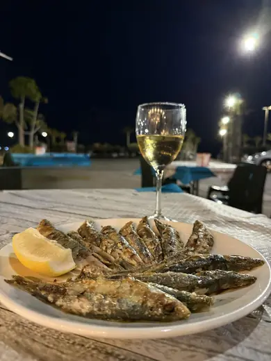 Sardinas y vino