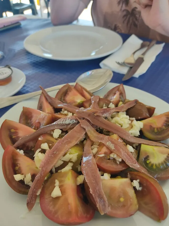 Ensalada de tomate con boquerones