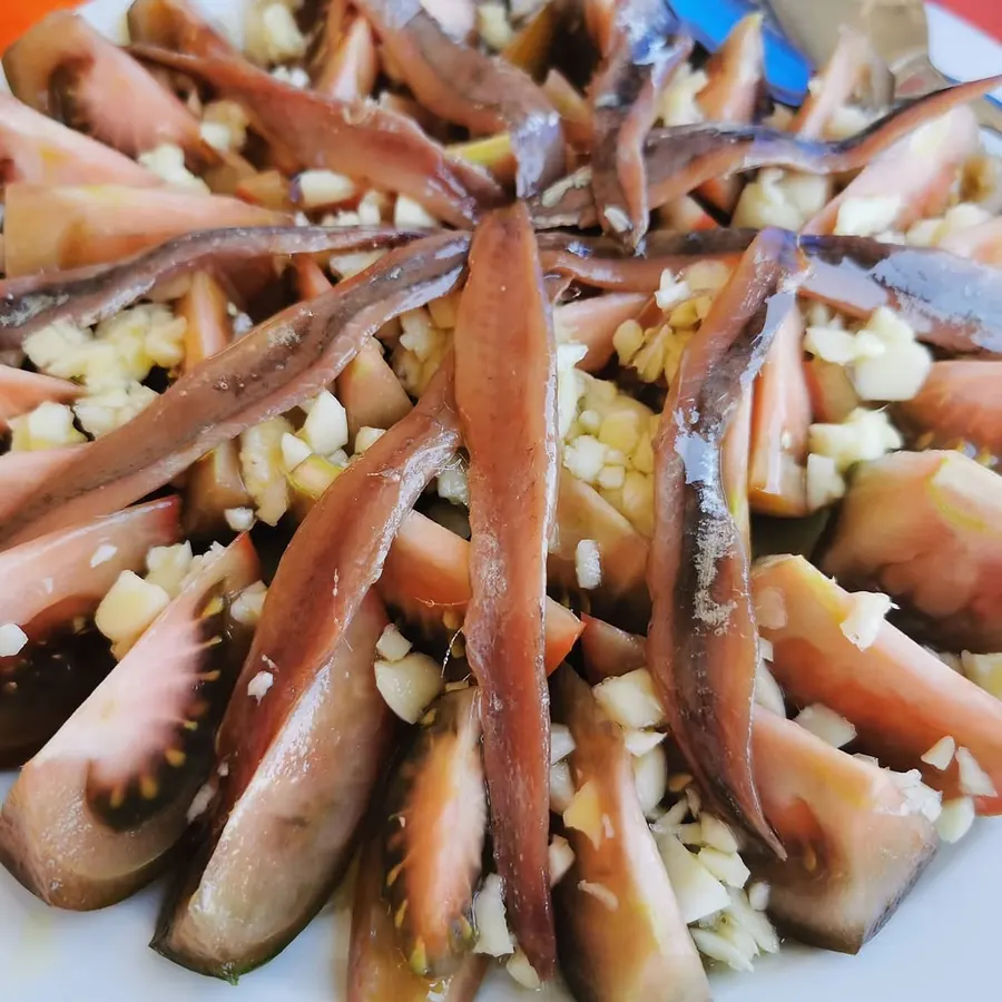 Tomate, ajo y anchoas